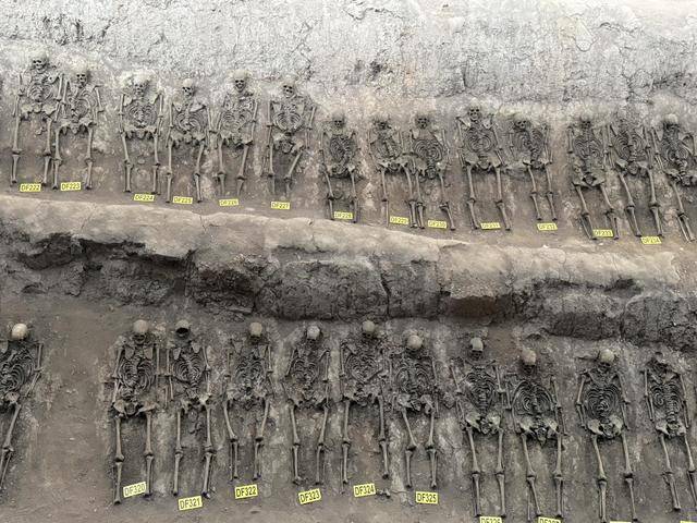 吉林辽源有座山，層(céng)層(céng)叠叠垒满白(bái)骨