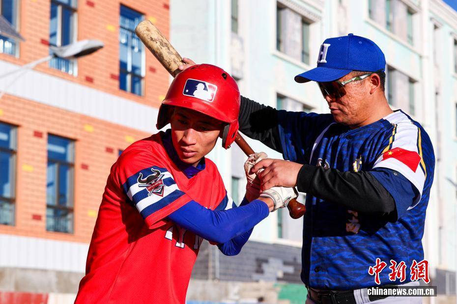 【图片(piàn)故(gù)事】棒球(qiú)教(jiào)练華(huá)旦班玛：为高原牧区孩子挥出一條(tiáo)“夢(mèng)想之路”