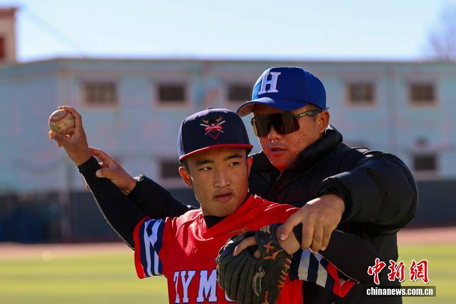 【图片故事】棒球教练华旦班玛:为高原牧区孩子挥出一条“梦想之路”