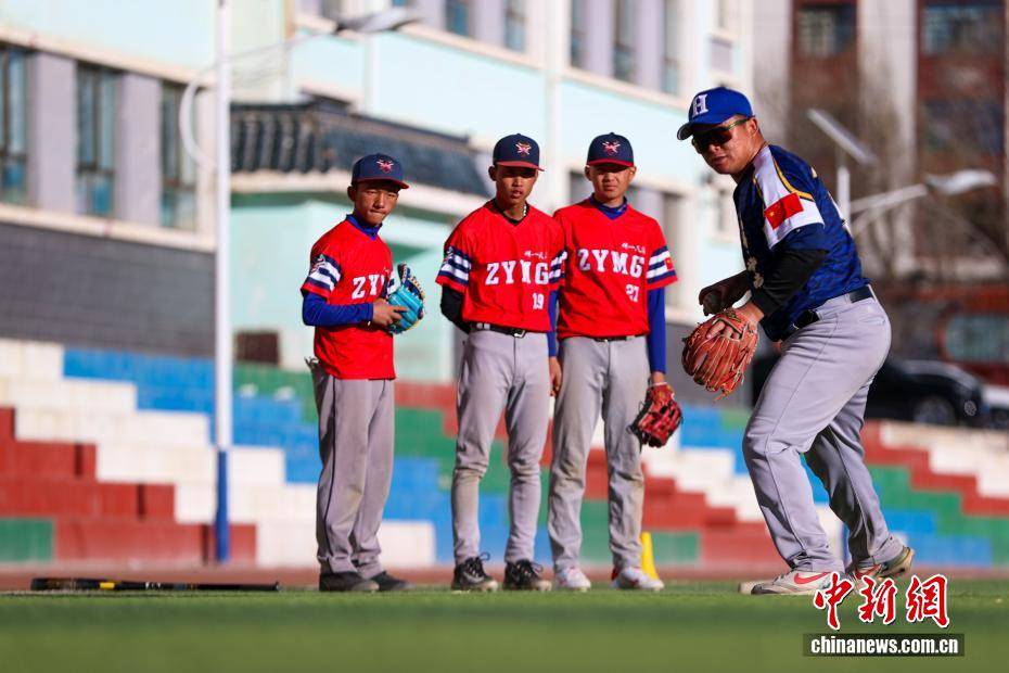 【图片故事】棒球教练华旦班玛:为高原牧区孩子挥出一条“梦想之路”