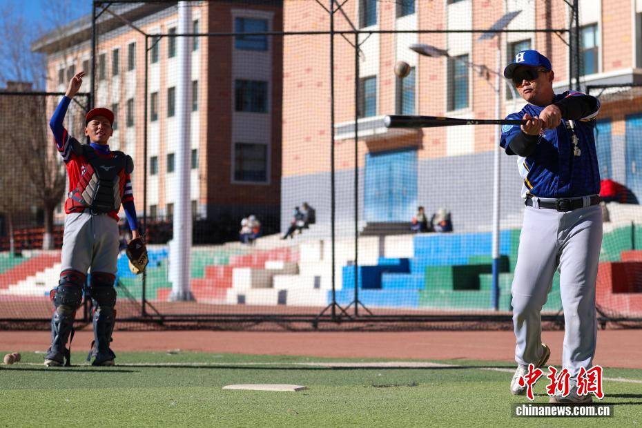 【图片故事】棒球教练华旦班玛:为高原牧区孩子挥出一条“梦想之路”