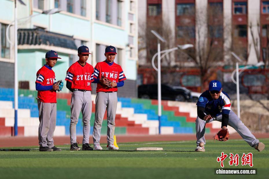 【图片故事】棒球教练华旦班玛:为高原牧区孩子挥出一条“梦想之路”
