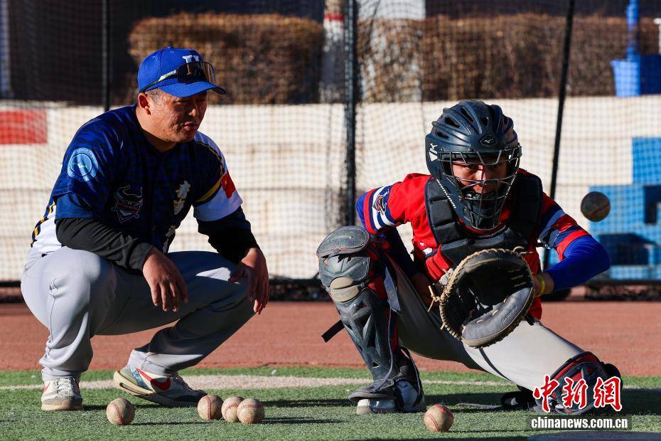【图片故事】棒球教练华旦班玛:为高原牧区孩子挥出一条“梦想之路”