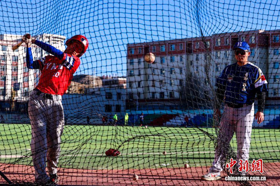 【图片故事】棒球教练华旦班玛:为高原牧区孩子挥出一条“梦想之路”