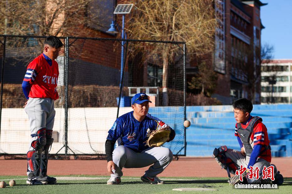 【图片故事】棒球教练华旦班玛:为高原牧区孩子挥出一条“梦想之路”