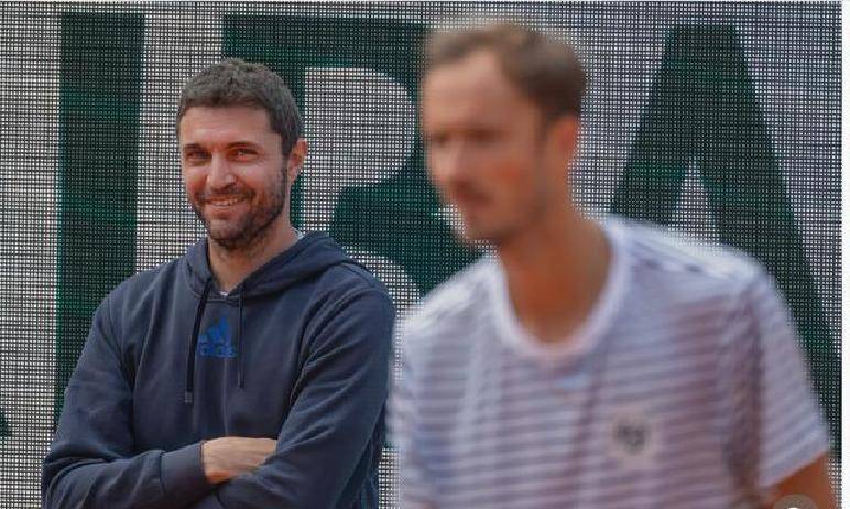 “克星”变教练！西蒙执教梅(méi)德(dé)韦杰夫(fū)遇(yù)挑戰(zhàn)，美網(wǎng)后团队大調(diào)整(zhěng)