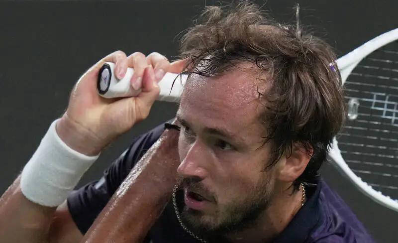 梅尔在比賽(sài)中(zhōng)不满裁判判罚，发声抱怨等待纳达尔的经历