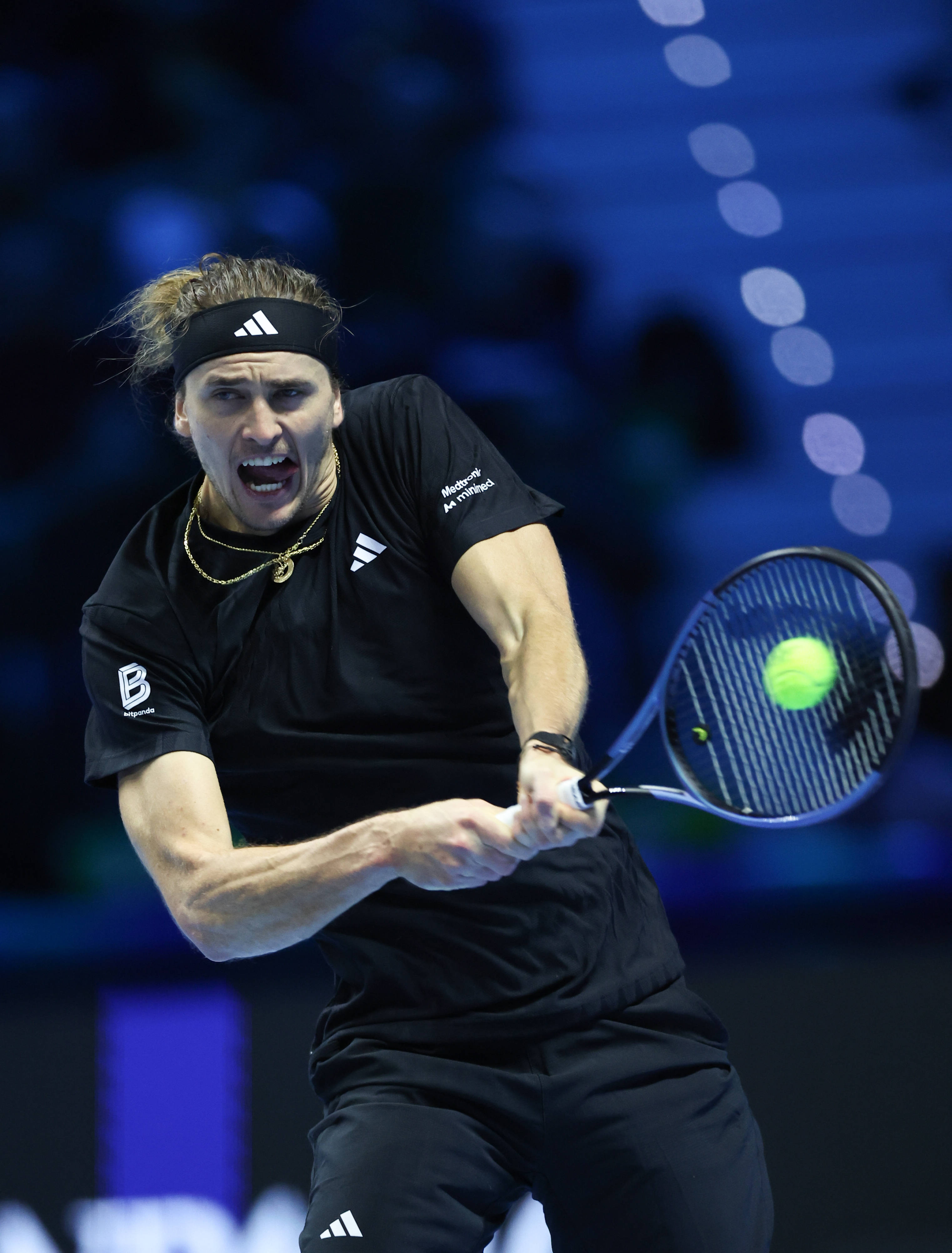 (体育)网球——ATP年终总决赛:奥热-阿利亚西姆胜兹韦列夫