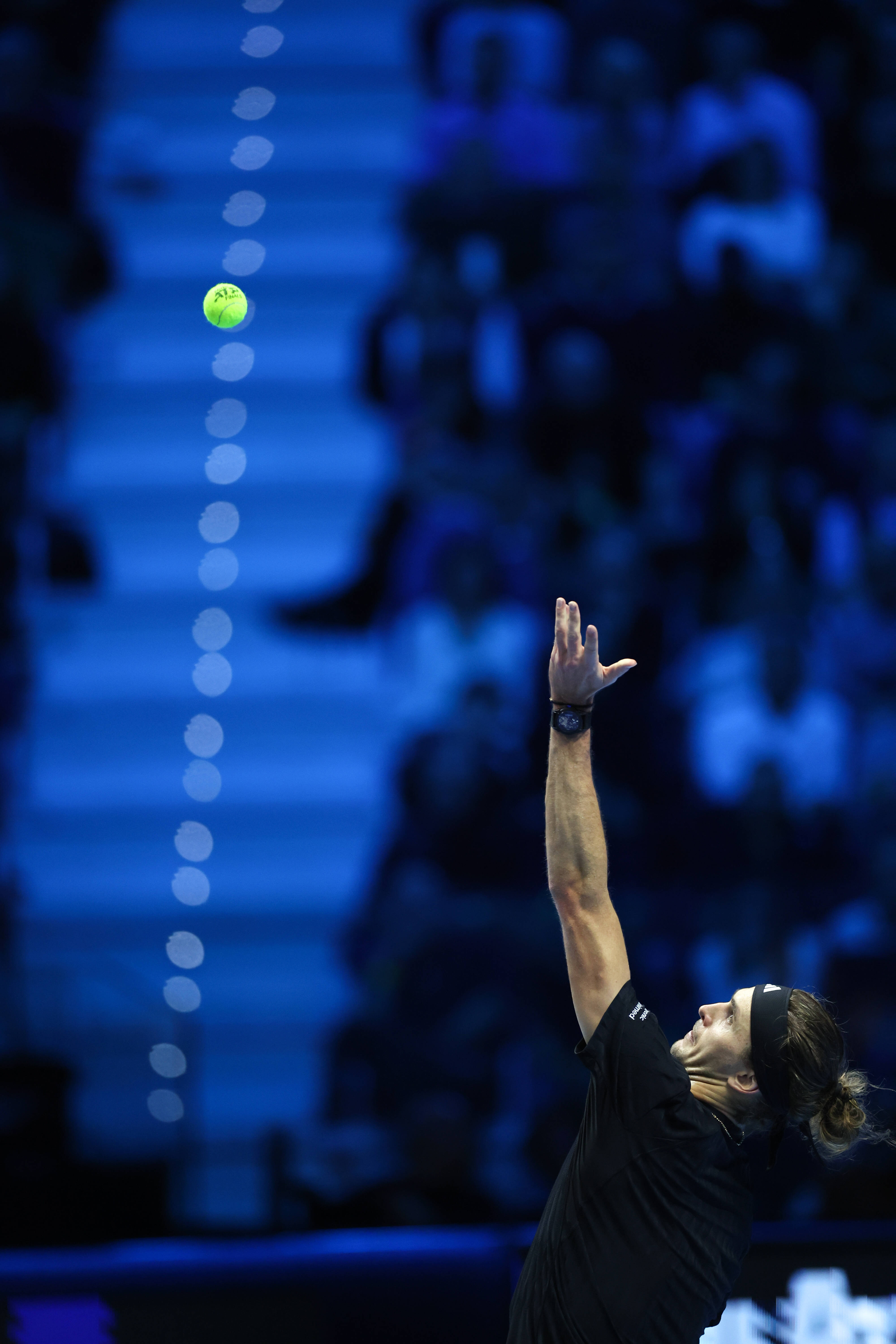 (体育)网球——ATP年终总决赛:奥热-阿利亚西姆胜兹韦列夫