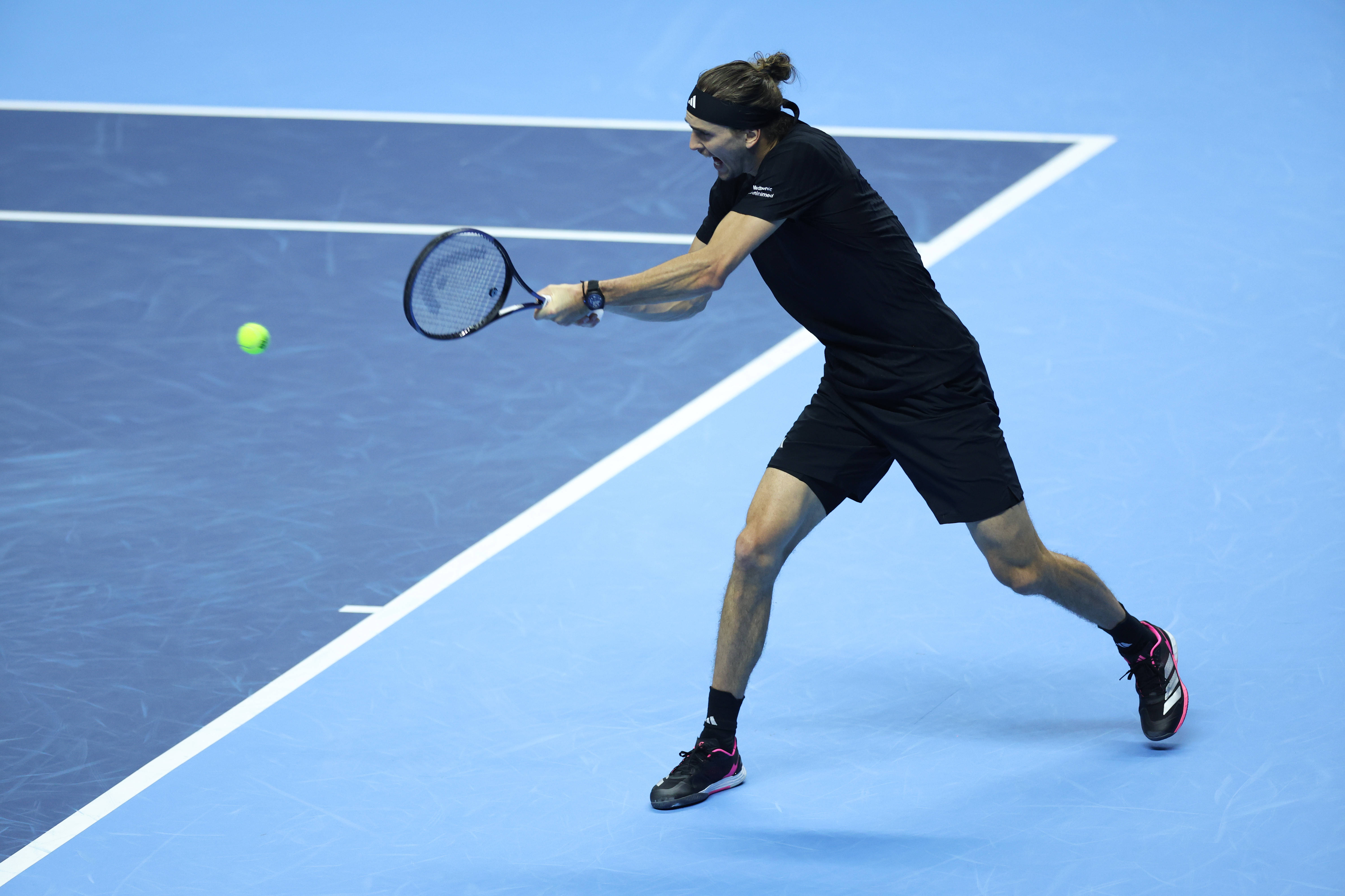 (体育)网球——ATP年终总决赛:奥热-阿利亚西姆胜兹韦列夫