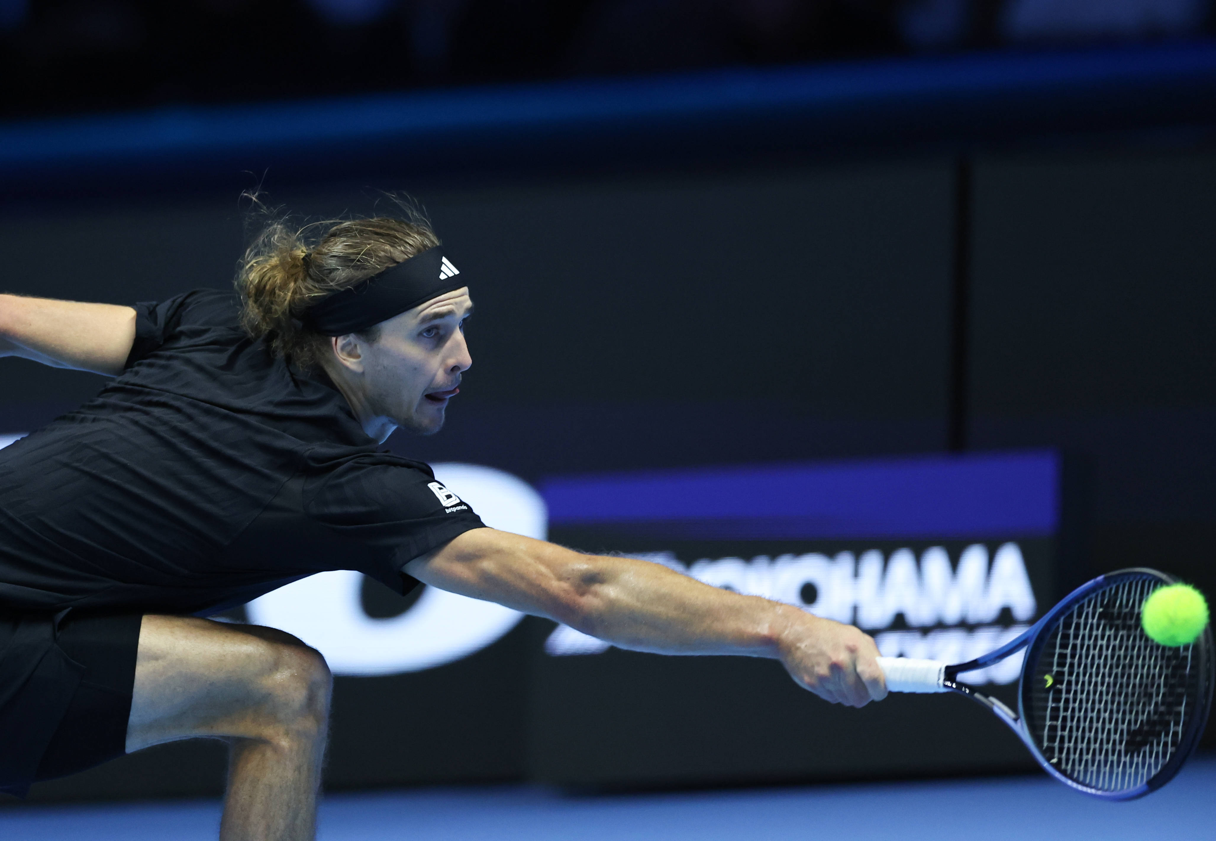 (体育)网球——ATP年终总决赛:奥热-阿利亚西姆胜兹韦列夫