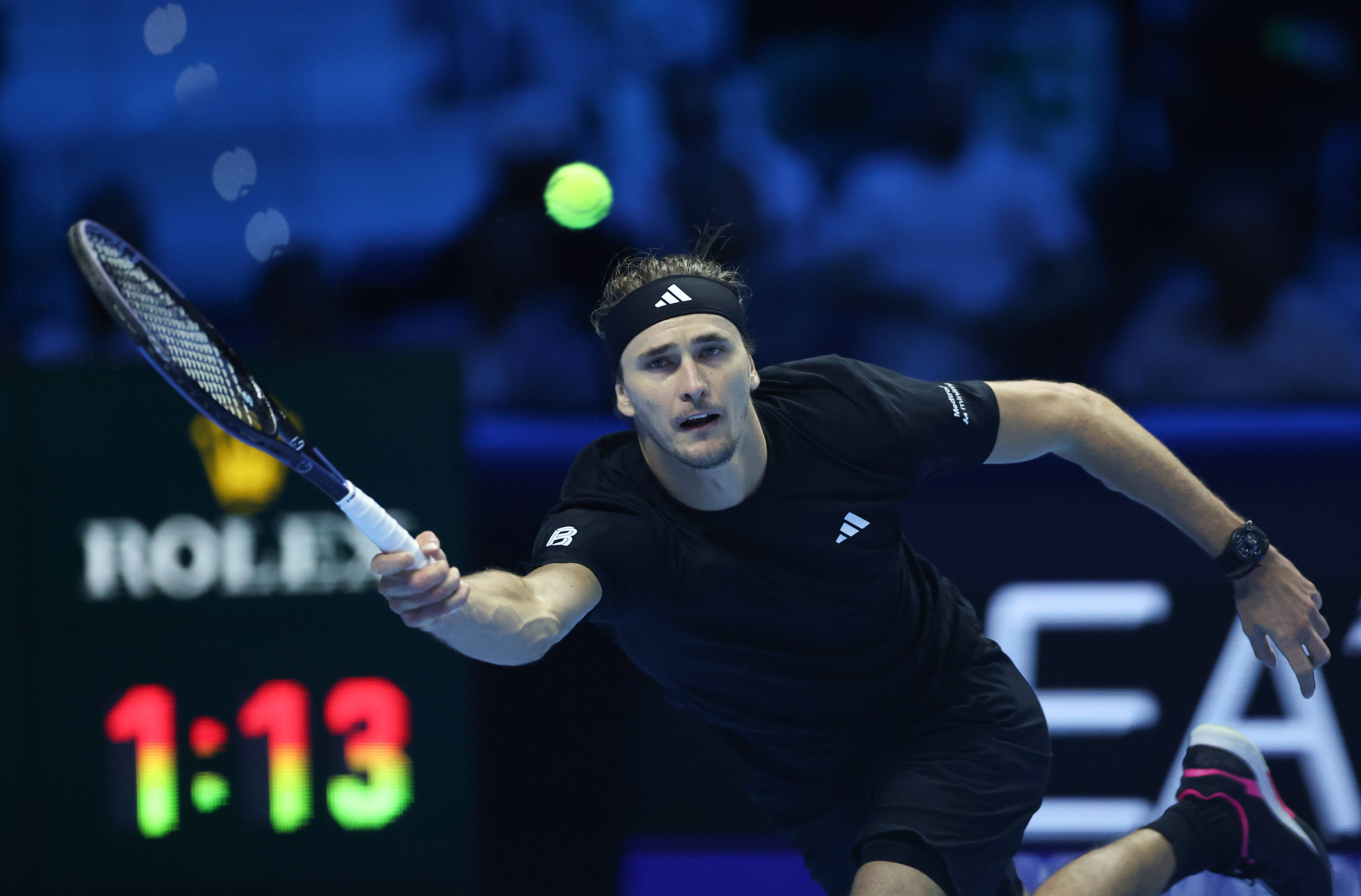 (体育)网球——ATP年终总决赛:奥热-阿利亚西姆胜兹韦列夫