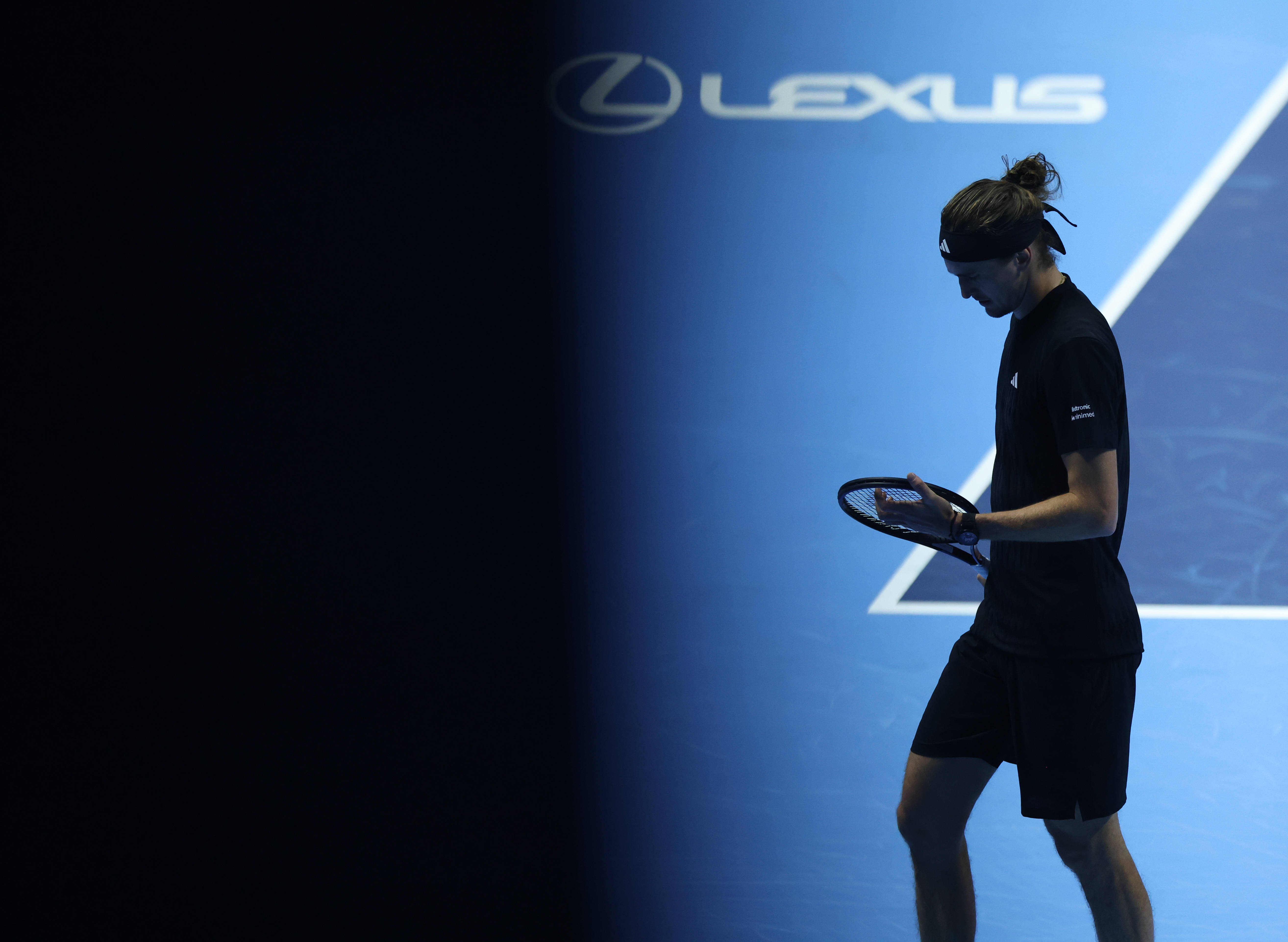 (体育)网球——ATP年终总决赛:奥热-阿利亚西姆胜兹韦列夫