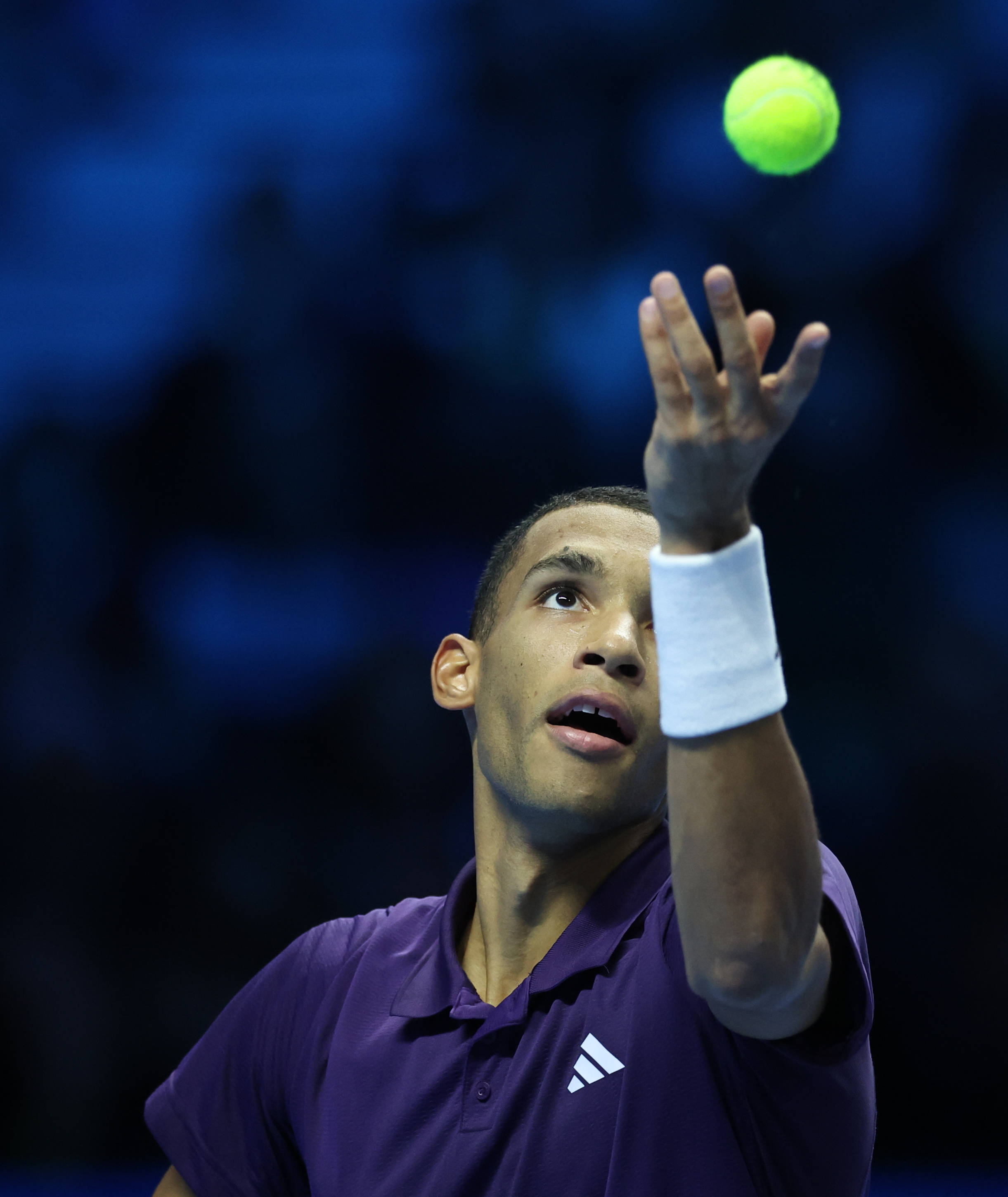 (体育)网球——ATP年终总决赛:奥热-阿利亚西姆胜兹韦列夫