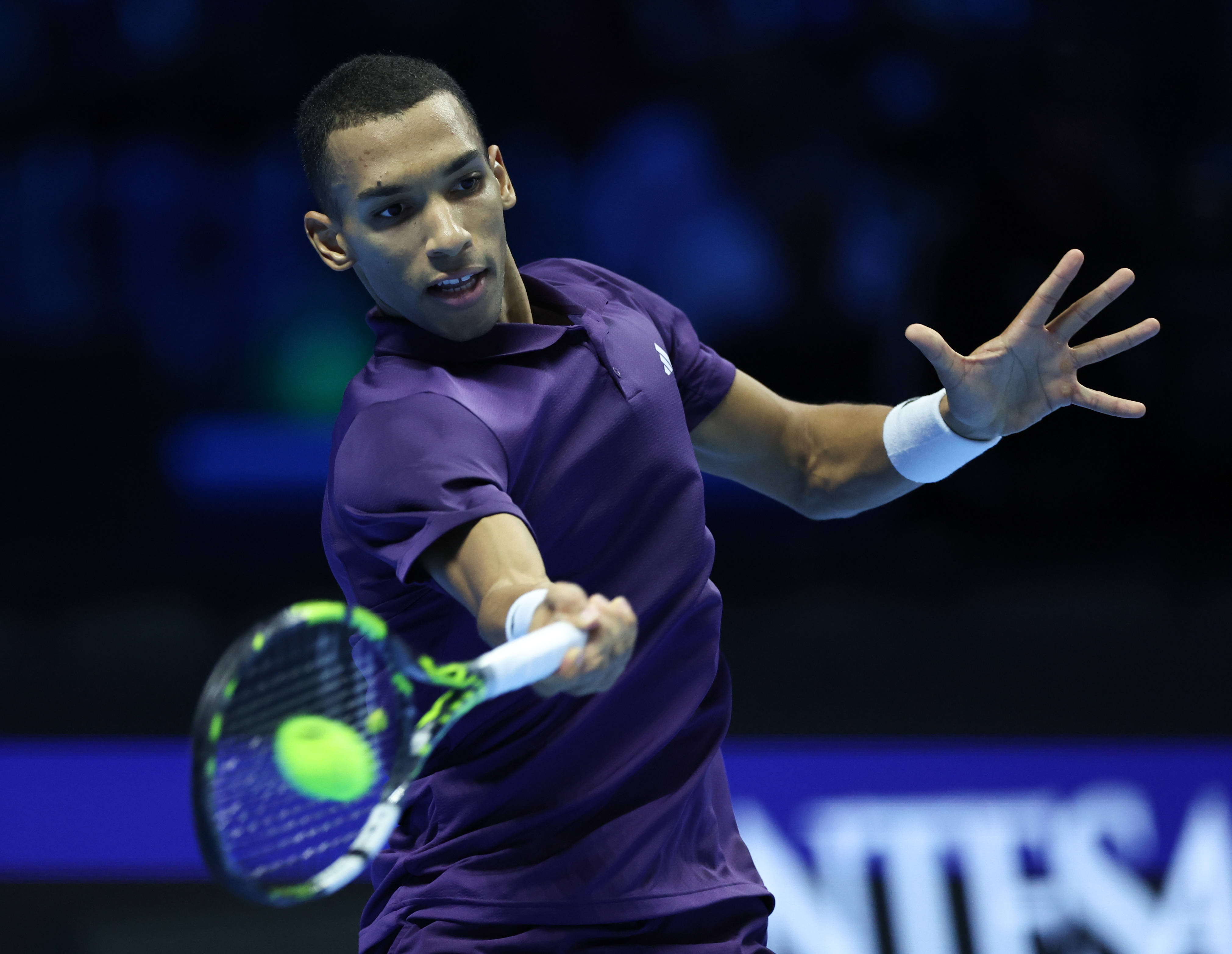 (体育)网球——ATP年终总决赛:奥热-阿利亚西姆胜兹韦列夫