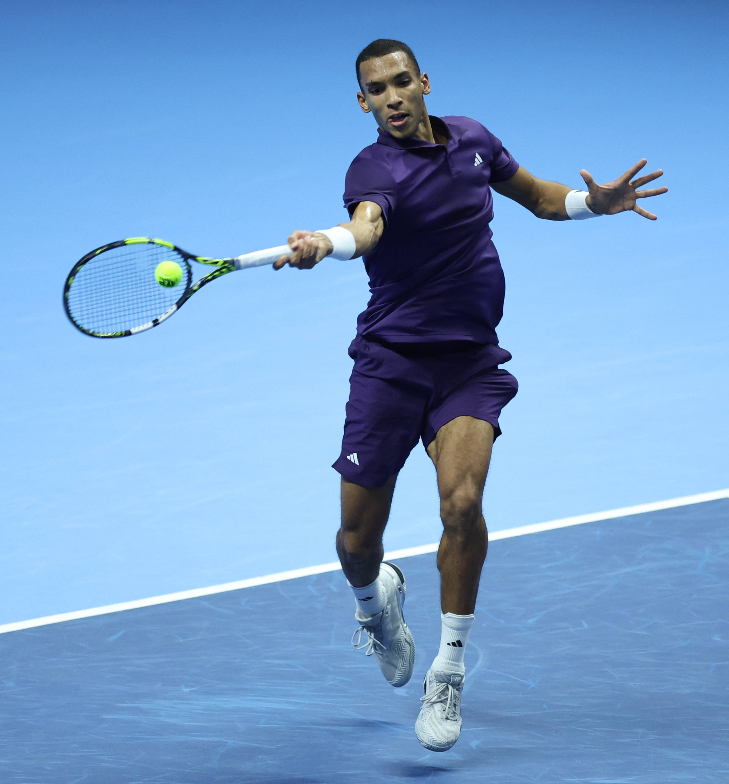 (体育)网球——ATP年终总决赛:奥热-阿利亚西姆胜兹韦列夫