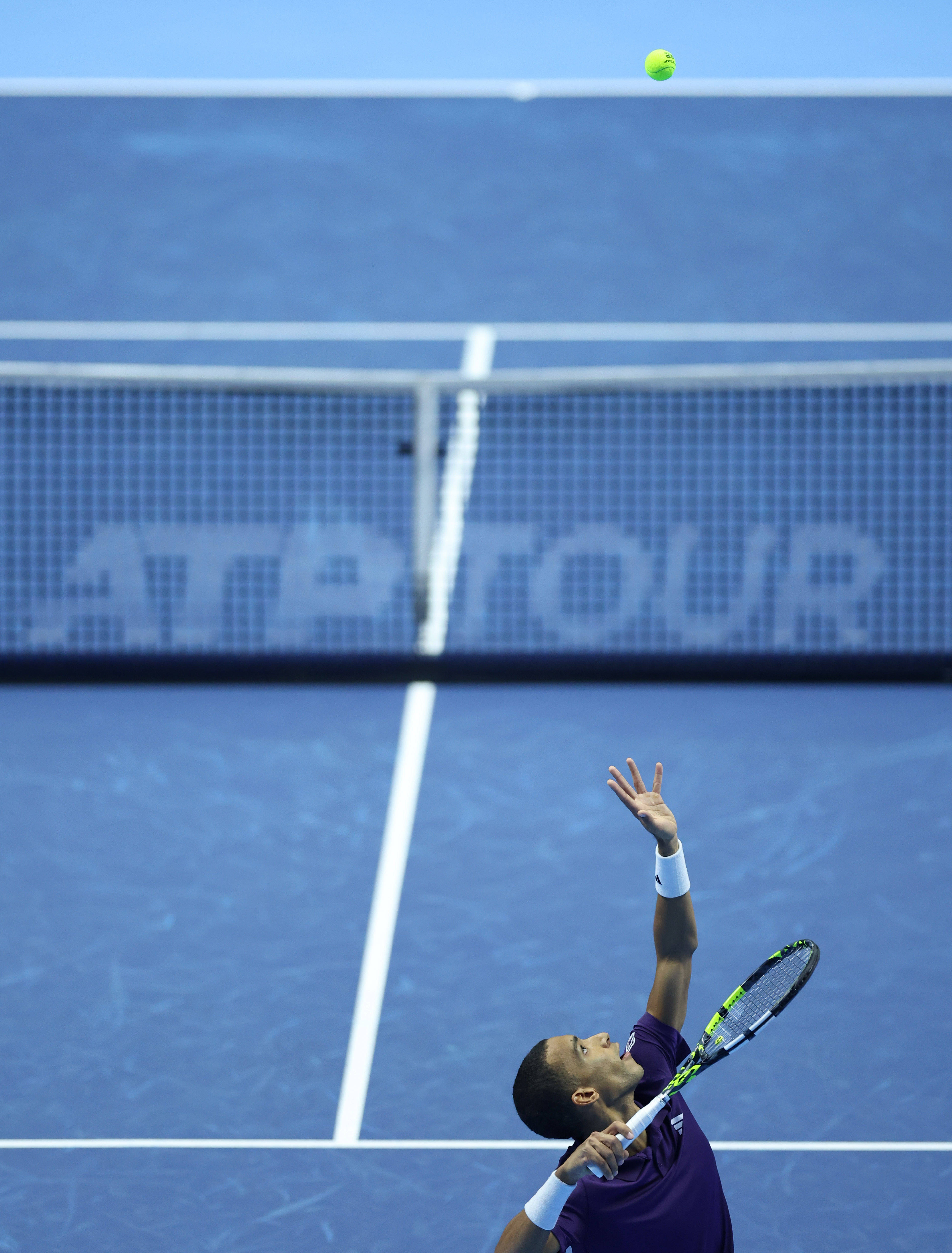 (体育)网球——ATP年终总决赛:奥热-阿利亚西姆胜兹韦列夫