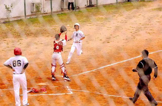 450名中(zhōng)小(xiǎo)学生(shēng)角逐市(shì)体育传统校棒球比赛