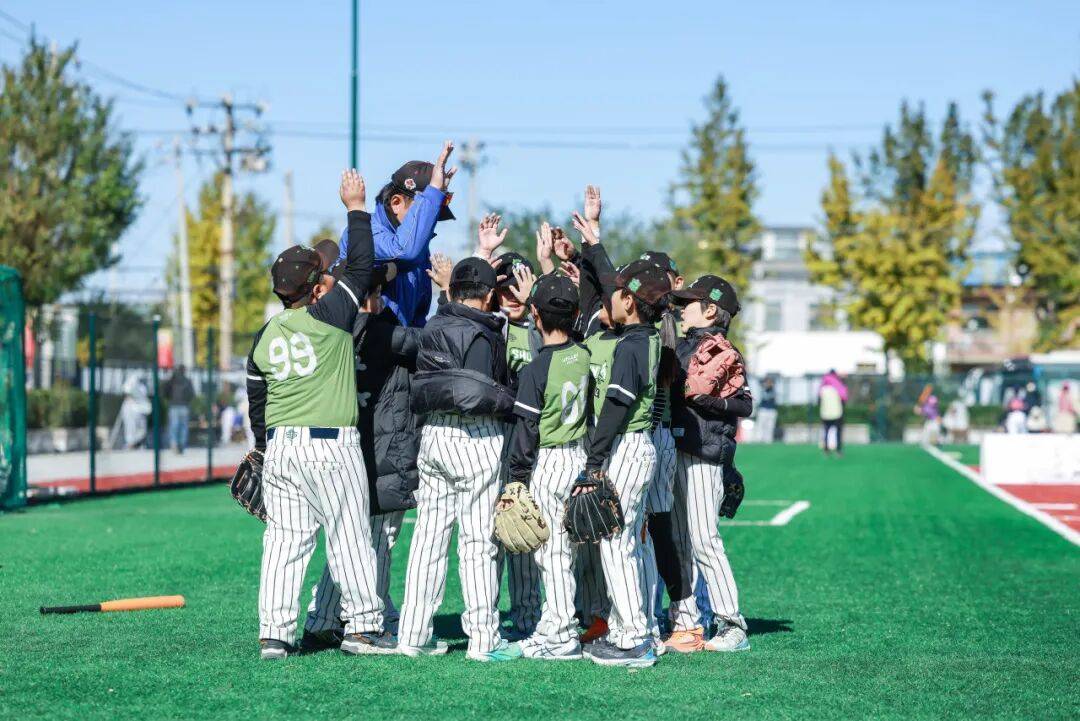 就在(zài)本周日！2025年“猛虎杯”棒球比赛盛大启幕，位置在(zài)这……