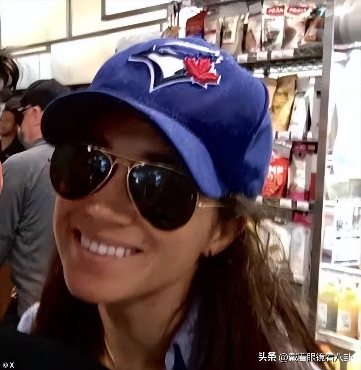 哈里梅根夫妇看棒球比赛,因受到皇室待遇坐前排,引发网友不满