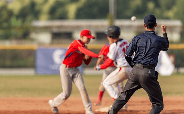 防守漏(lòu)洞(dòng)！校园棒球联賽(sài)：少年们的 “關(guān)键配合” 逆转